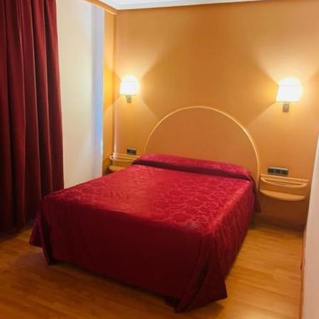 Hotel VillaPaloma La Virgen del Camino Esterno foto