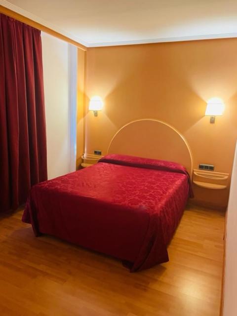 Hotel VillaPaloma La Virgen del Camino Esterno foto