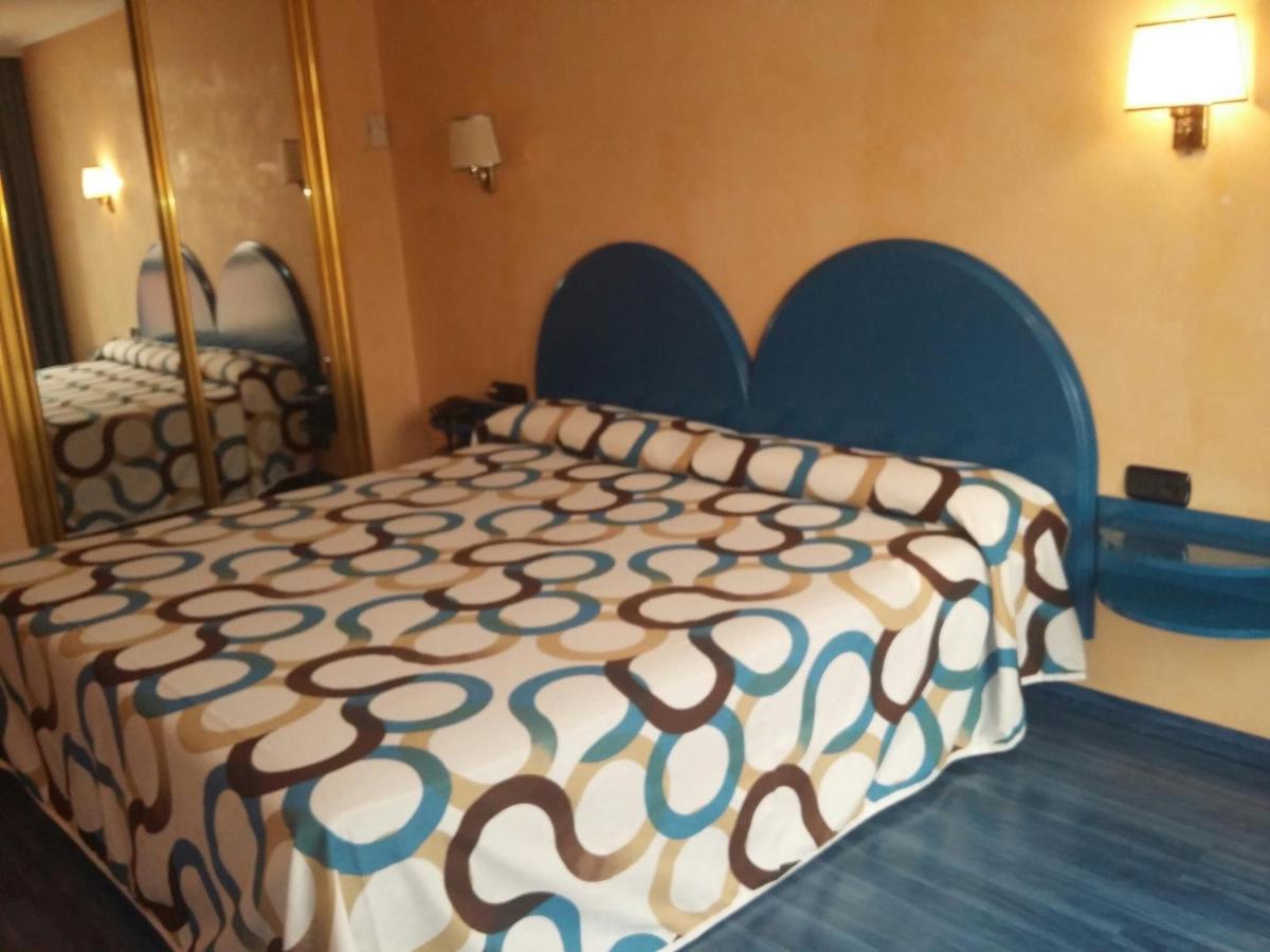 Hotel VillaPaloma La Virgen del Camino Esterno foto