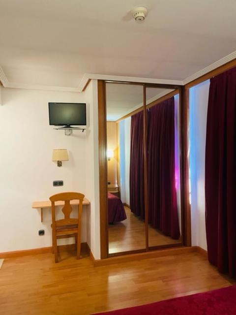 Hotel VillaPaloma La Virgen del Camino Esterno foto