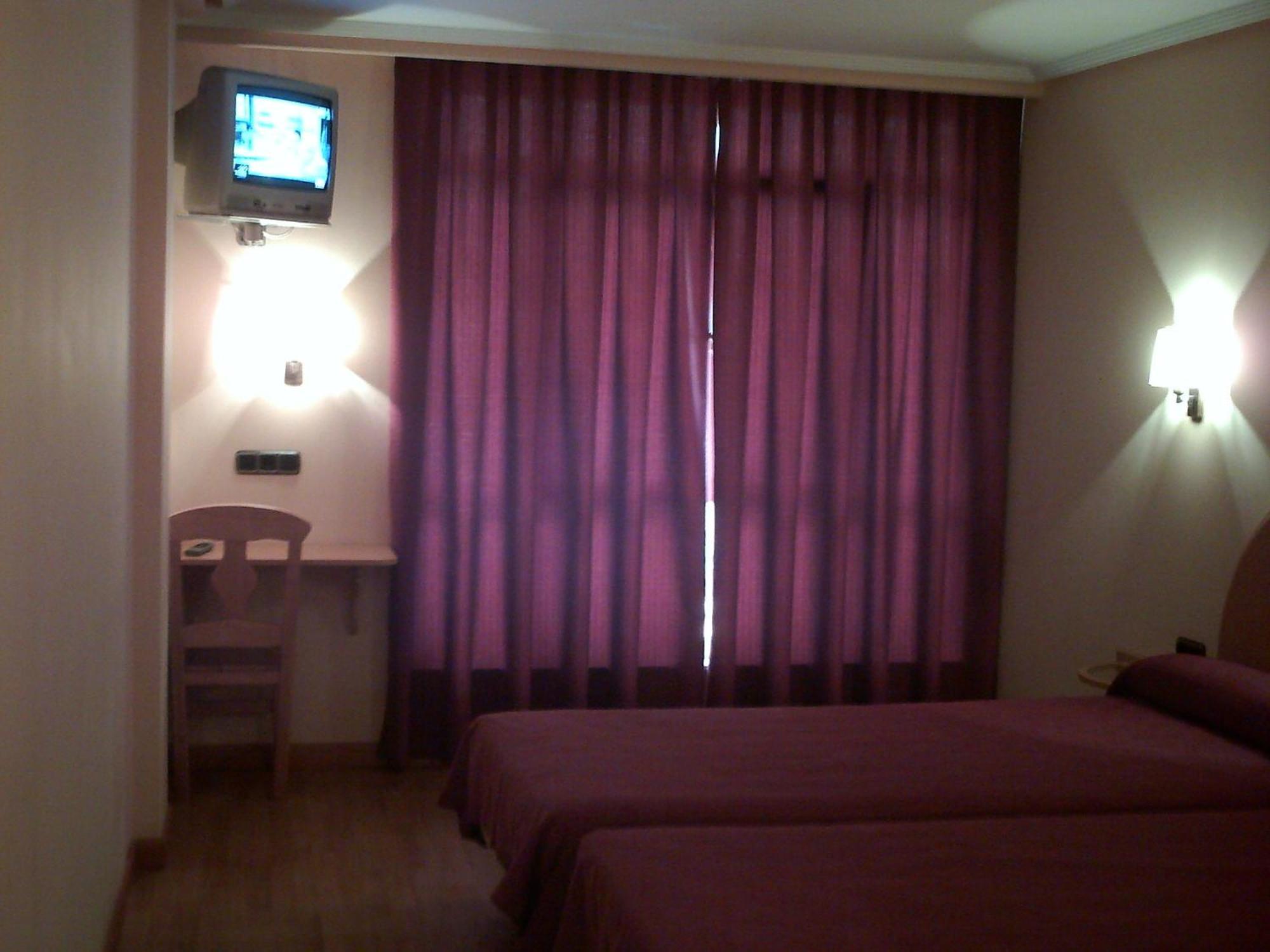 Hotel VillaPaloma La Virgen del Camino Esterno foto