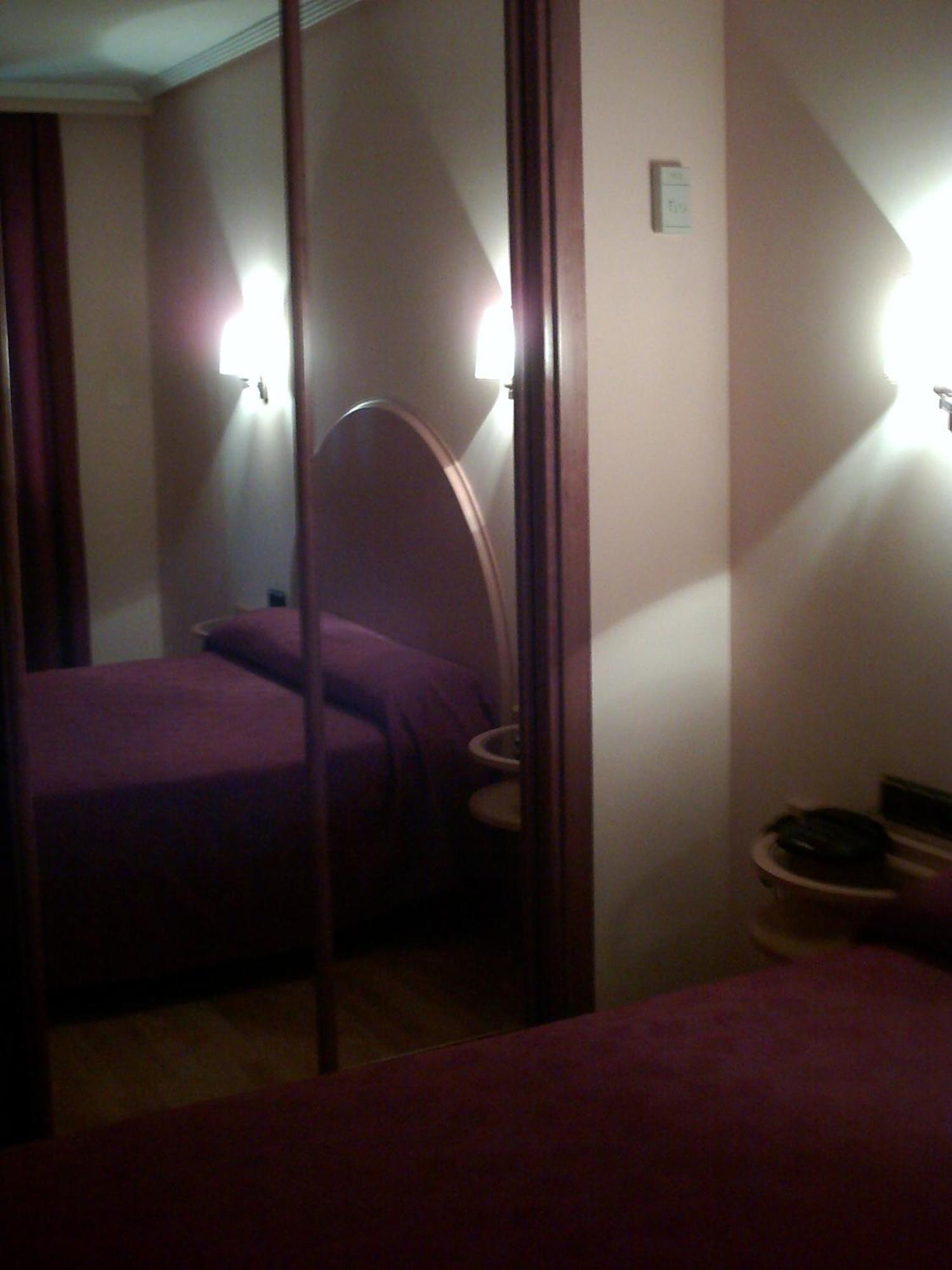 Hotel VillaPaloma La Virgen del Camino Esterno foto